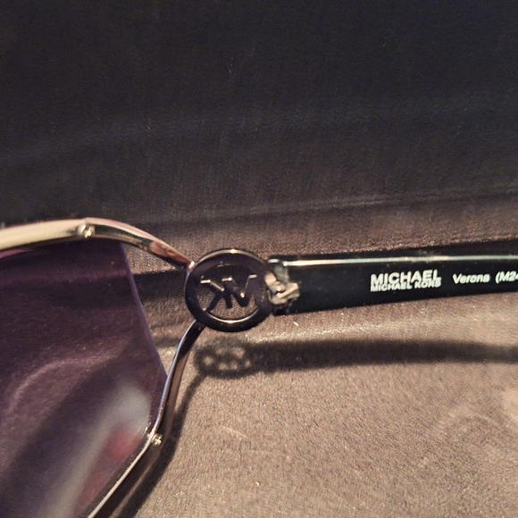 Micheal kors sun glasses - Picture 3 of 6